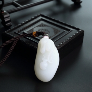 和田羊脂白玉灵猴献寿吊坠