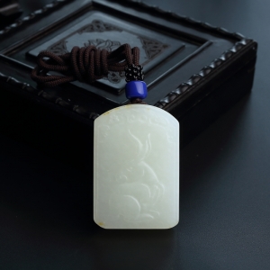 和田玉生肖兔牌吊坠