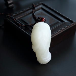 和田玉玉米吊坠