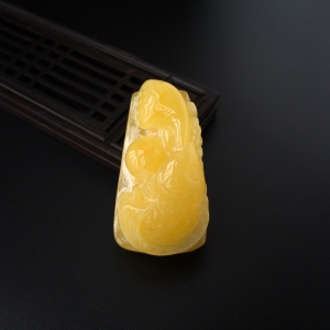 鸡油黄蜜蜡鱼吊坠