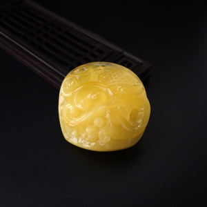 鸡油黄蜜蜡龙吊坠