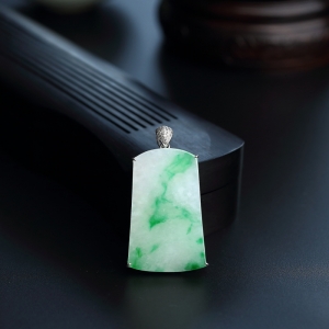 18K金镶糯种飘绿翡翠无事牌吊坠