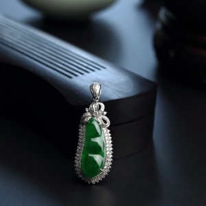 18K金镶冰糯种翠色翡翠福豆吊坠