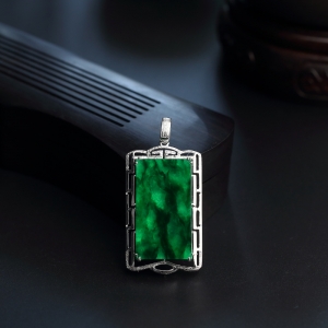 18K金镶糯种飘墨绿翡翠无事牌吊坠