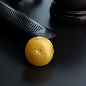 满蜜鸡油黄蜜蜡平安扣吊坠