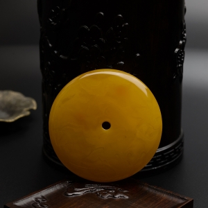 满蜜鸡油黄蜜蜡平安扣吊坠