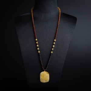 满蜜鸡油黄蜜蜡羊吊坠