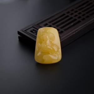 满蜜鸡油黄蜜蜡羊吊坠