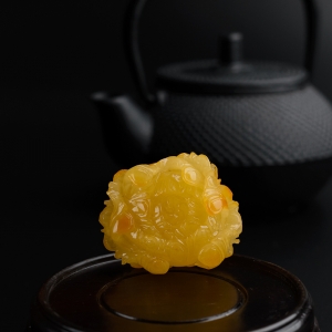 鸡油黄蜜蜡牡丹花吊坠