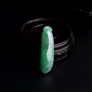 糯种飘绿翡翠福瓜吊坠