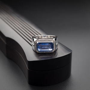 18K金镶钻蓝宝石戒指