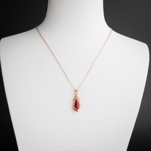 18K金镶钻阿卡红珊瑚吊坠