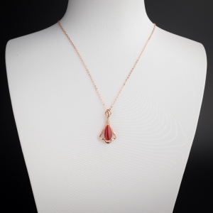 18K金镶钻阿卡红珊瑚吊坠