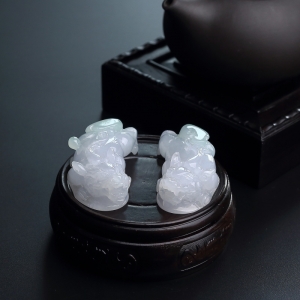 糯种浅绿翡翠貔貅吊坠