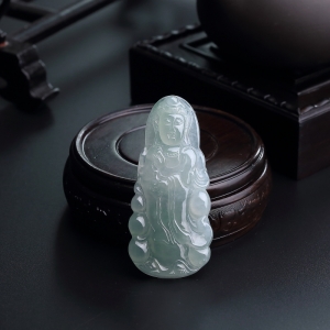 冰糯种浅绿翡翠观音吊坠