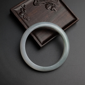 55.5#糯种浅绿翡翠手镯