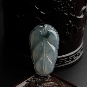 冰糯种飘花翡翠叶子吊坠