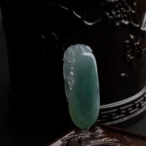 糯种淡绿翡翠福瓜吊坠