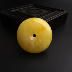 满蜜鸡油黄蜜蜡平安扣吊坠