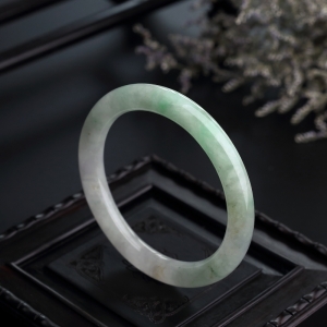 53.5#糯种浅绿翡翠手镯