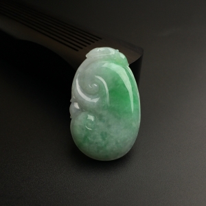 糯种飘绿翡翠如意吊坠