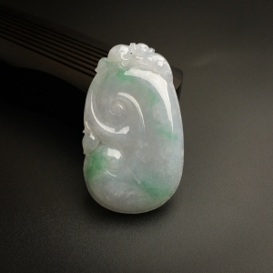 糯种飘绿翡翠如意吊坠