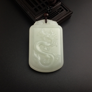 和田玉龙牌吊坠