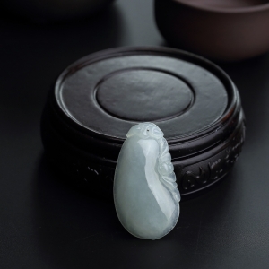 糯种浅绿翡翠福瓜吊坠