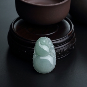 糯种浅绿翡翠葫芦吊坠