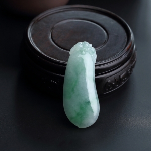 糯种飘绿翡翠福瓜吊坠
