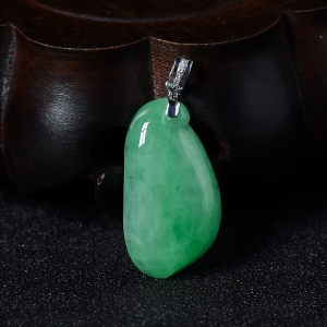 糯种翡翠翠绿福瓜吊坠