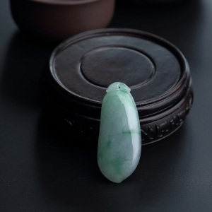 糯种飘绿翡翠福瓜吊坠