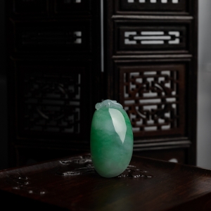 糯种飘绿翡翠福瓜吊坠