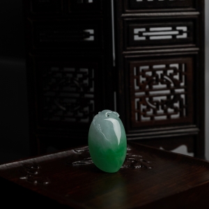 糯种飘绿翡翠福瓜吊坠