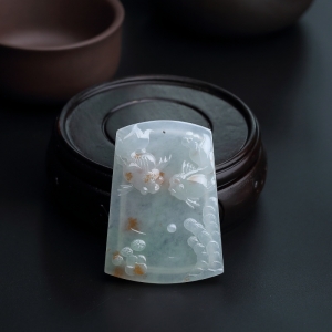 糯种浅绿飘黄翡翡翠金鱼牌吊坠