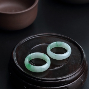 糯种飘绿翡翠戒指