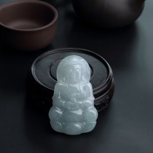 糯种浅绿翡翠观音吊坠