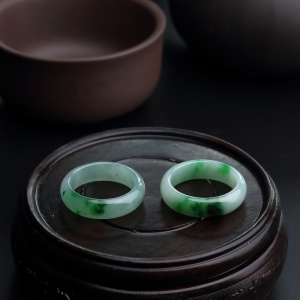 糯种飘绿翡翠戒指