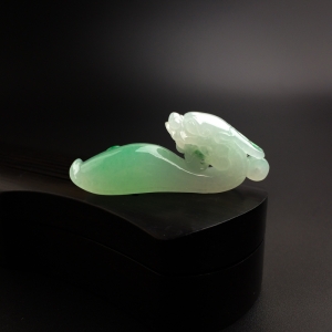 糯种飘绿翡翠龙钩吊坠