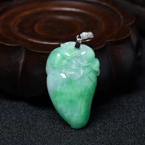 糯种翠绿翡翠寿桃吊坠