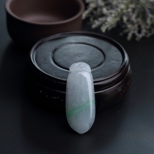 糯种飘绿翡翠福瓜吊坠