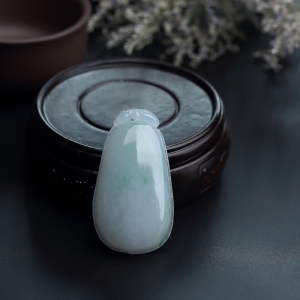 糯种飘绿翡翠福瓜吊坠