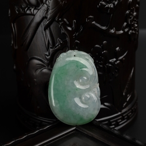 糯种飘绿翡翠如意吊坠