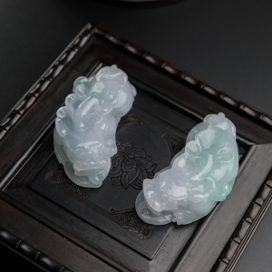糯种飘绿翡翠貔貅吊坠