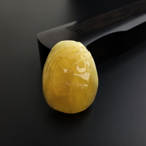 鸡油黄蜜蜡钱袋吊坠