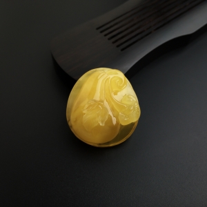 鸡油黄蜜蜡福瓜吊坠