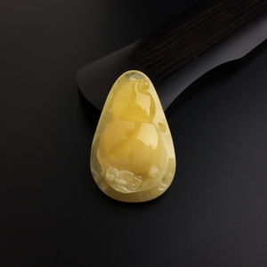 鸡油黄蜜蜡葫芦吊坠