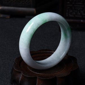 57.5#糯种带绿翡翠福镯