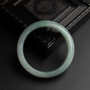 59.5#糯种浅绿翡翠手镯