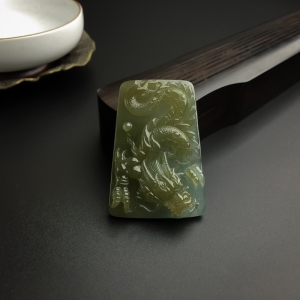 糯种飘黄翡翡翠龙牌吊坠